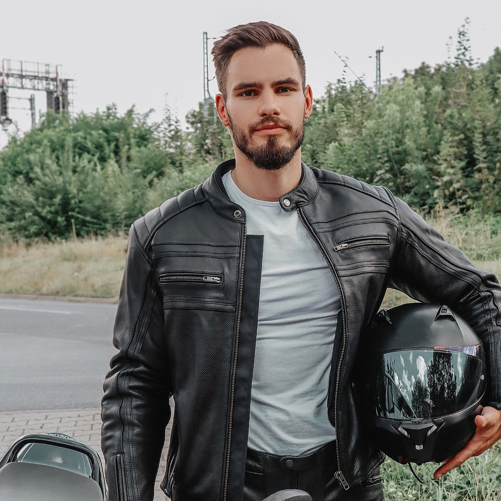 
                  
                    Charger l&amp;#39;image dans la galerie, BLOUSON EN CUIR DE MOTO NOIR VANGUARD, Protections certifiées CE sur les coudes et les épaules, zone lombaire rembourrée, doublure intérieure matelassée en polyester amovible, col rembourré pour un meilleur confort
                  
                