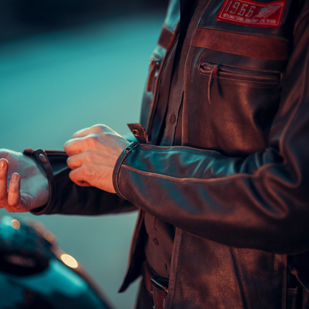 
                  
                    Charger l&amp;#39;image dans la galerie, BLOUSON DE MOTO EN CUIR 1966
                  
                